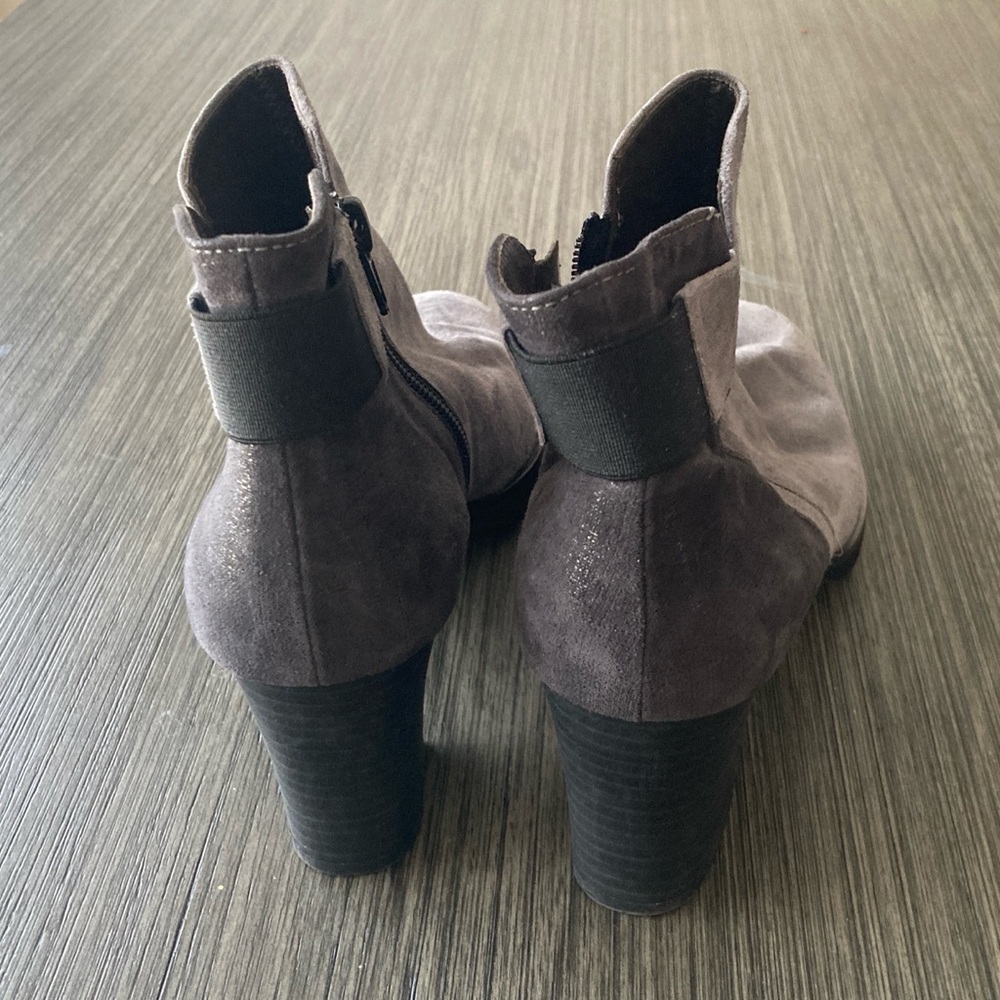 Elegant Gray Suede Ankle Boots - Picture 3 of 5